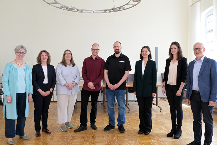 v.l.n.r. Pfarrerin Anne Henning, Judith Damian, Lina Sophie Ehrmann, Maximilian Kölsch, Dennis Schödler, Theresa Gilcher, Betina Burkhart, Oberkirchenrat Dr. Claus Müller (Foto: lk/landry)
