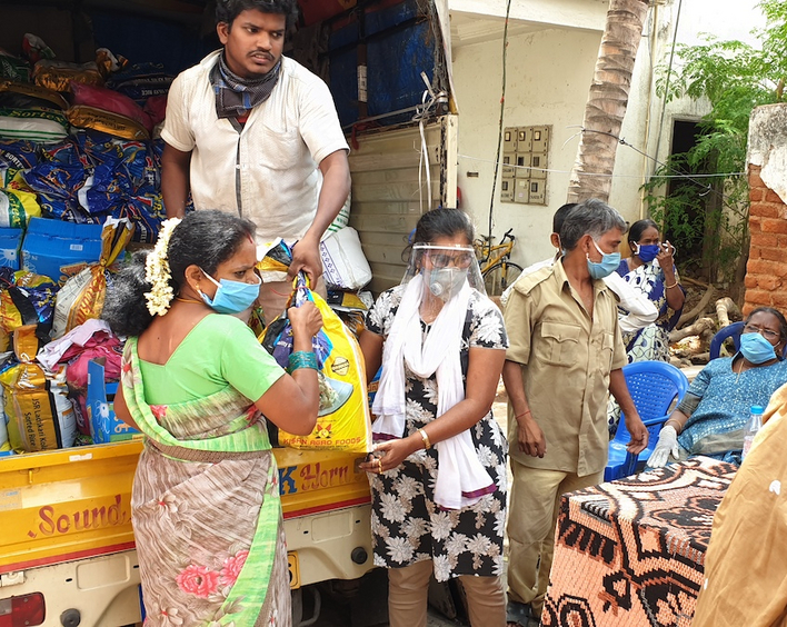 Indien, Bangalore, Mai 2020. Die Partnerorganisation der Diakonie Katastrophenhilfe CASA verteilt Lebensmittel und Hygieneartikel an Bedürftige in den Slums von Bangalore. Foto: Diakonie.