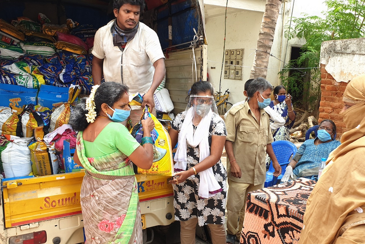 Indien, Bangalore, Mai 2020. Die Partnerorganisation der Diakonie Katastrophenhilfe CASA verteilt Lebensmittel und Hygieneartikel an Bedürftige in den Slums von Bangalore. Foto: Diakonie.