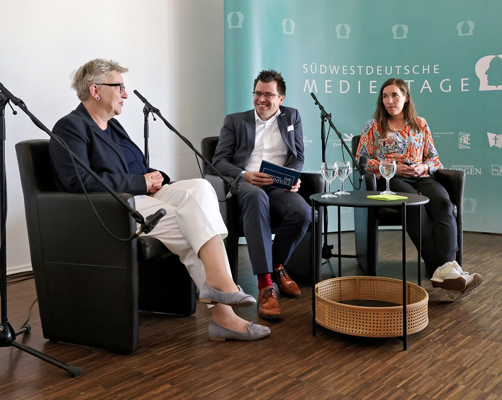 Im Gespräch (v. links): Kirchenpräsidentin Dorothee Wüst, Journalist Andreas Ganter und Lilith Becker vom Content-Netzwerk Yeet. Foto: Norman Krauß
