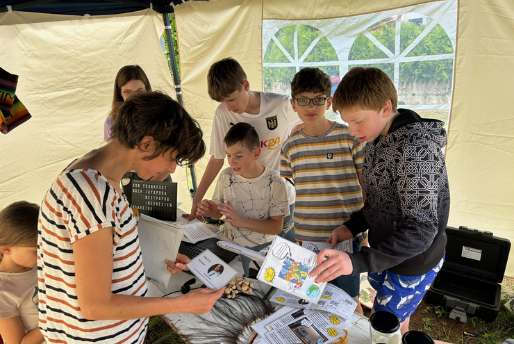 Das "Zentrum Jugend und Kinder" bot viele Basteln- und Spielangebote - wie ein Escape Room zur Partnerkirche in Papua. Foto: lk 