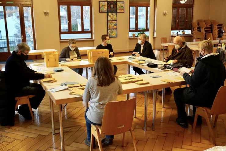 Kirchenpräsident Christian Schad beim Öffnen der Stimmzettel in der Jona-Kirchengemeinde Ludwigshafen. Foto: lk/Jahn