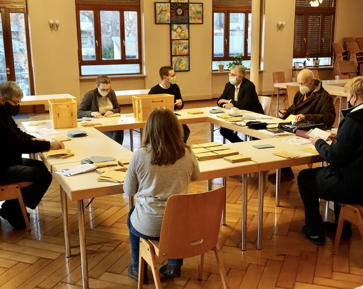 Kirchenpräsident Christian Schad beim Öffnen der Stimmzettel in der Jona-Kirchengemeinde Ludwigshafen. Foto: lk/Jahn