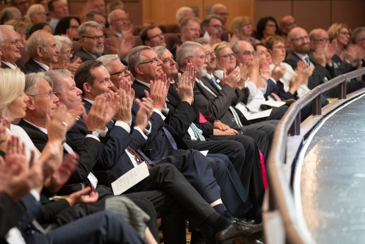 Festakt im Großen Saal des Pfalztheaters Kaiserslautern mit Gästen aus Kirche, Politik und Gesellschaft. Foto: view