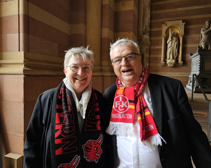 Drücken die Daumen für das DFB-Pokal-Finale: Bischof Wiesemann und Kirchenpräsidentin Wüst. Foto: Klaus Landry