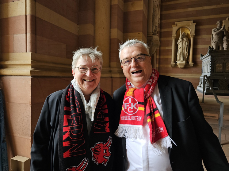 Drücken die Daumen für das DFB-Pokal-Finale: Bischof Wiesemann und Kirchenpräsidentin Wüst. Foto: Klaus Landry Drücken die Daumen für das DFB-Pokal-Finale: Bischof Wiesemann und Kirchenpräsidentin Wüst. Foto: Klaus Landry