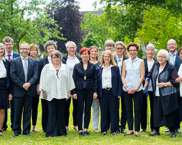 Ende der Ausbildung und Aufbruch in den diakonischen Dienst: Die neuen Diakonissen und Diakone mit Oberin Isabelle Wien (links).