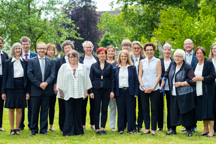 Ende der Ausbildung und Aufbruch in den diakonischen Dienst: Die neuen Diakonissen und Diakone mit Oberin Isabelle Wien (links).