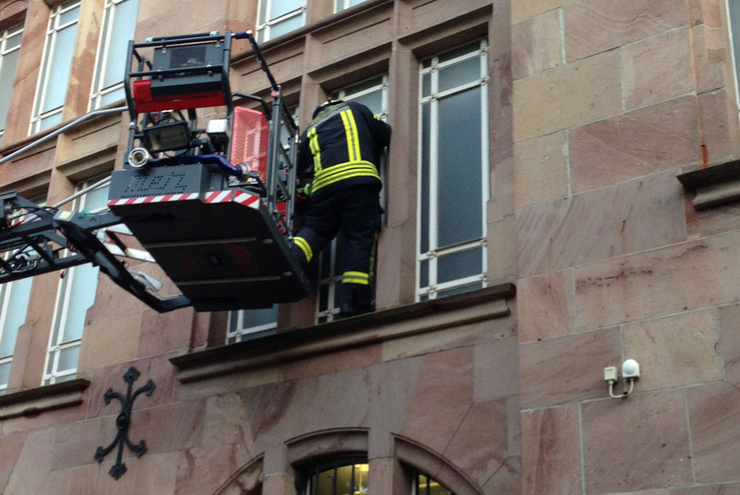 Spektakulär: Rettung über die Drehleiter. Foto: lk/Lauer