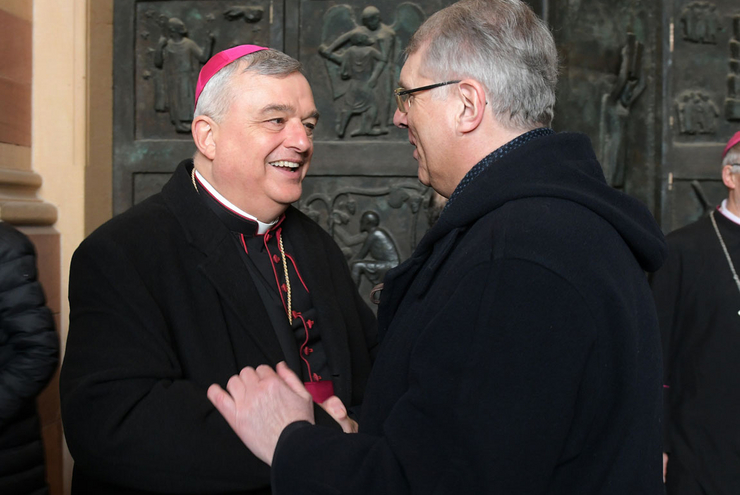 Kirchenpräsident Christian Schad hat Bischof Karl-Heinz Wiesemann zum zehnjährigen Amtsjubiläum gratuliert. Foto: Landry 