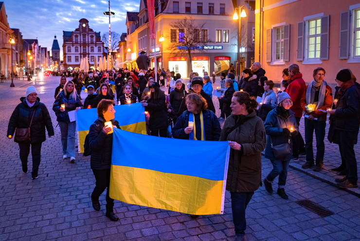 Vor dem Friedensgebet fand eine Lichterkette entlang der Speyerer Maximilianstraße statt.