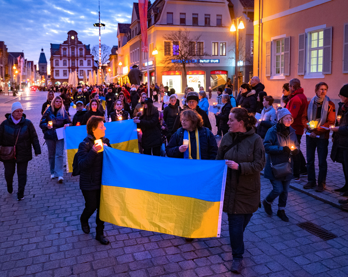 Vor dem Friedensgebet fand eine Lichterkette entlang der Speyerer Maximilianstraße statt.