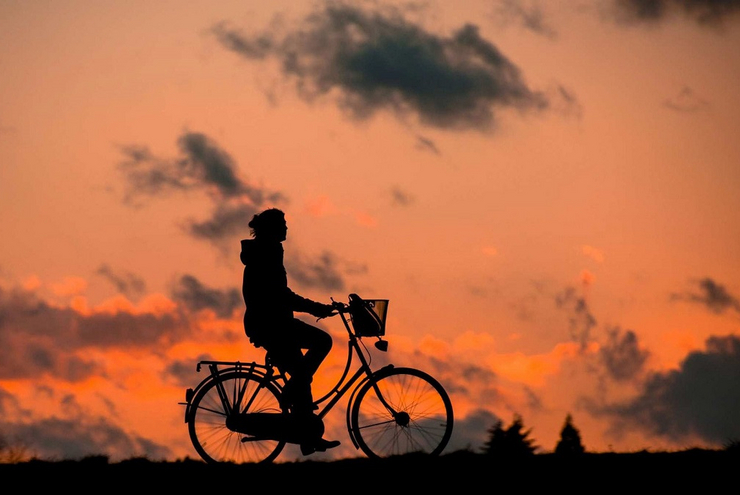 Von Sonnenauf- bis Sonnenuntergang lassen sich die 25 Kirchen im Gemeinschaftspfarramt an einem Tag abfahren. Foto: pixabay/renategranade0