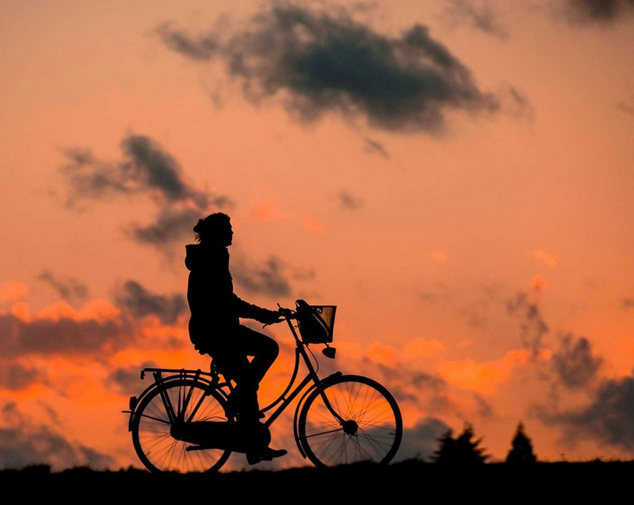 Von Sonnenauf- bis Sonnenuntergang lassen sich die 25 Kirchen im Gemeinschaftspfarramt an einem Tag abfahren. Foto: pixabay/renategranade0