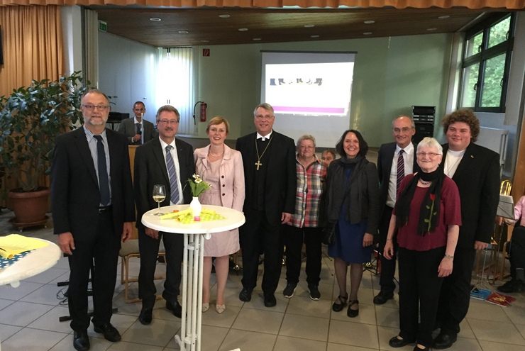 Die Vistitationskommission mit Kirchenpräsident Schad (Mitte) und den Ehrenamtlichen Christa Hellwig (rechts neben Schad) sowie Karin Lauer und Kevin Höh (rechts). Foto: dv