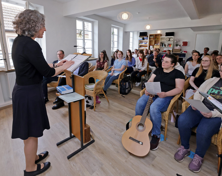 Studierende und Pfarrerin Anja Lebkücher beim Gottesdienst zur Einweihung der neuen Räume der ESG Landau im Mai. Foto: Norman Krauß