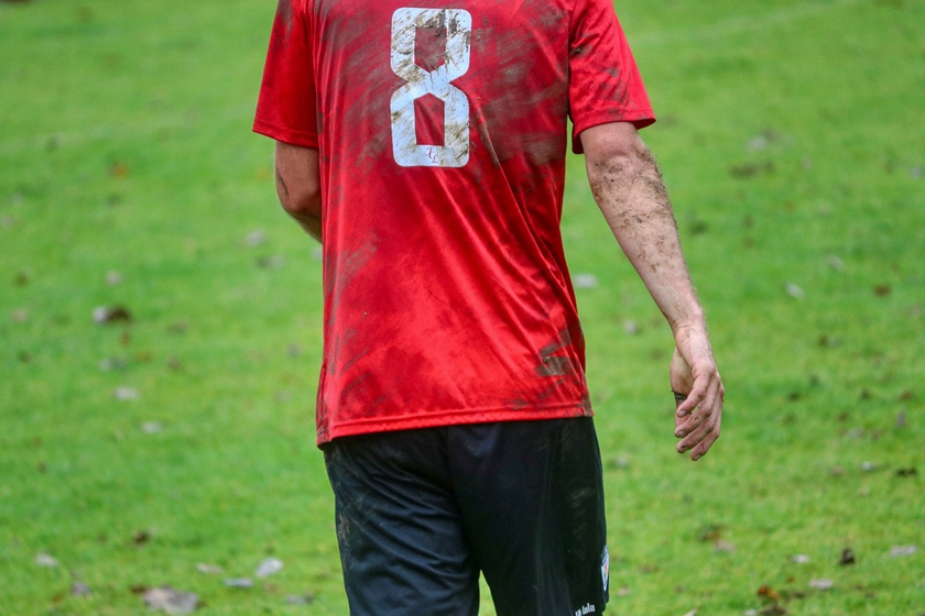 Nicht nur schmutzig aufgrund des Schlamms: Fußballkleidung wird oft unter ausbeuterischen Bedingungen produziert. Foto: Pixabay