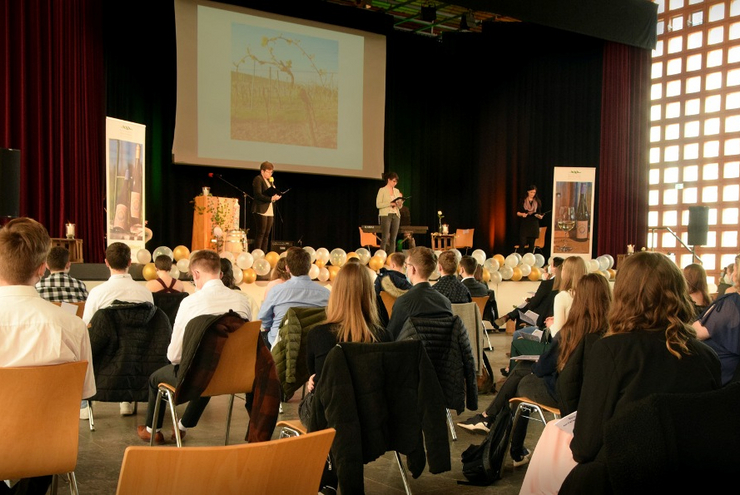 Aula, Abschied, Abiwein: Das Trifelsgymnasium ist stolz auf seine Absolventinnen und Absolventen.