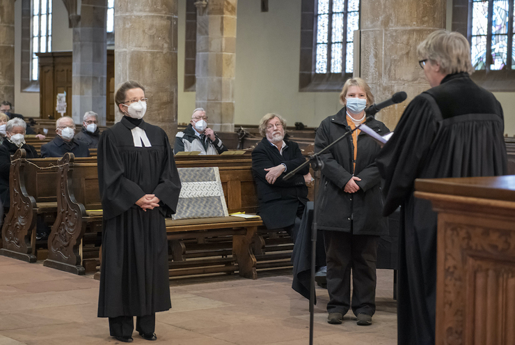 Anja Diesel und Karin Elxnath bei ihrer Einführung durch Oberkirchenrätin Dorothee Wüst (v.l.n.r.). Foto: lk/Iversen