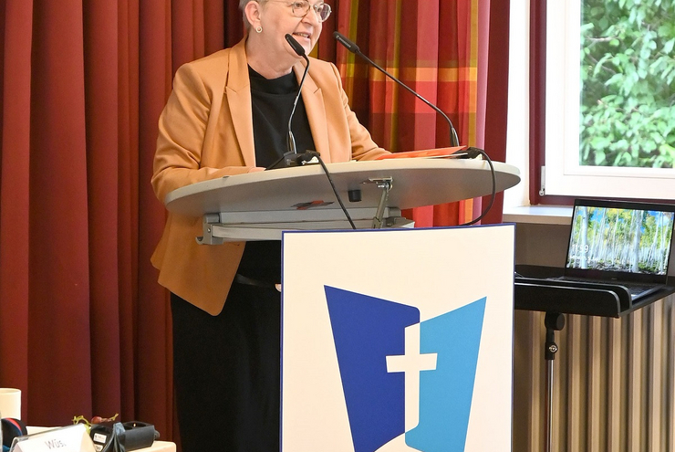 Kirchenpräsidentin Dorothee Wüst fasst die zentralen Thesen der Tagung zusammen. Foto: Peter Kretzschmar
