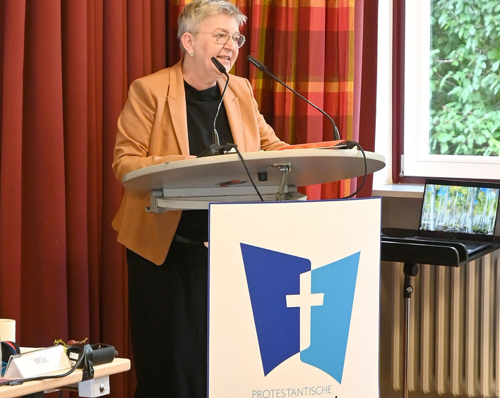 Kirchenpräsidentin Dorothee Wüst fasst die zentralen Thesen der Tagung zusammen. Foto: Peter Kretzschmar
