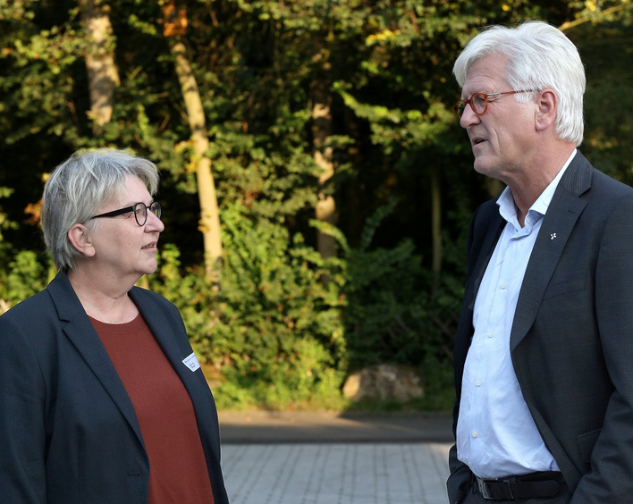 Die pfälzische Kirchenpräsidentin Dorothee Wüst im Gespräch mit dem Ratsvorsitzenden der Evangelischen Kirche in Deutschland, Heinrich Bedford-Strohm.