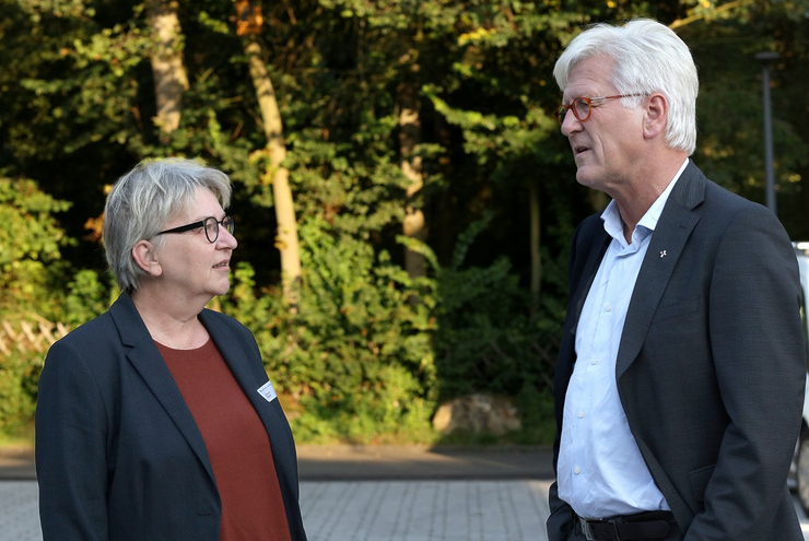 Die pfälzische Kirchenpräsidentin Dorothee Wüst im Gespräch mit dem Ratsvorsitzenden der Evangelischen Kirche in Deutschland, Heinrich Bedford-Strohm.