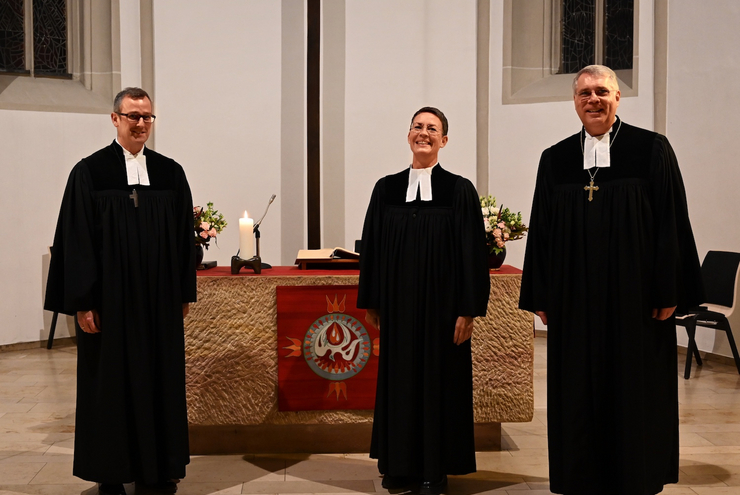 Dekan Thomas Holtmann, Pfarrerin Petra Scheidhauer und Kirchenpräsident Christian Schad nach dem Reformationsgottesdienst. Foto: lk/Rummel