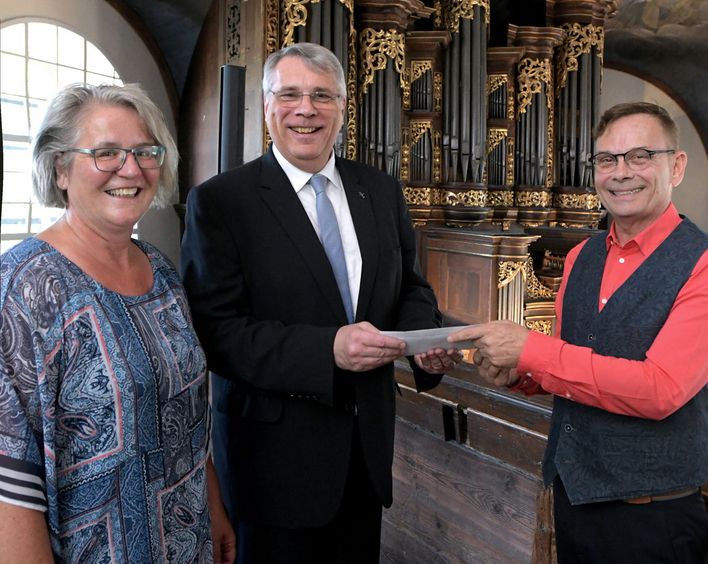 Dank an den Spender: Pfarrerin Christine Gölzer, Kirchenpräsident Christian Schad und Bauvereinsvorsitzender Henri Franck. Foto: Landry