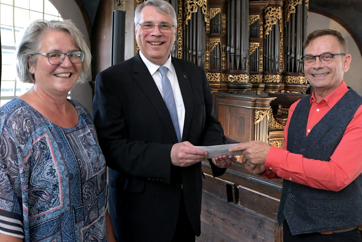 Dank an den Spender: Pfarrerin Christine Gölzer, Kirchenpräsident Christian Schad und Bauvereinsvorsitzender Henri Franck. Foto: Landry