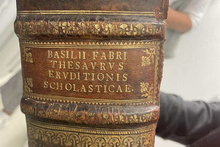 Der neue Schatz: ein altes Geschichtsbuch der Reformation (Foto: mw)