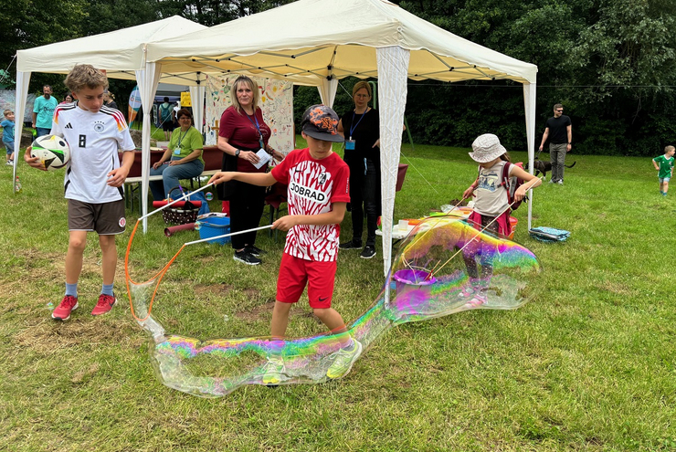 Das "Zentrum Jugend und Kinder" bot viele Basteln- und Spielangebote - wie Seifenblasen. Foto: lk 