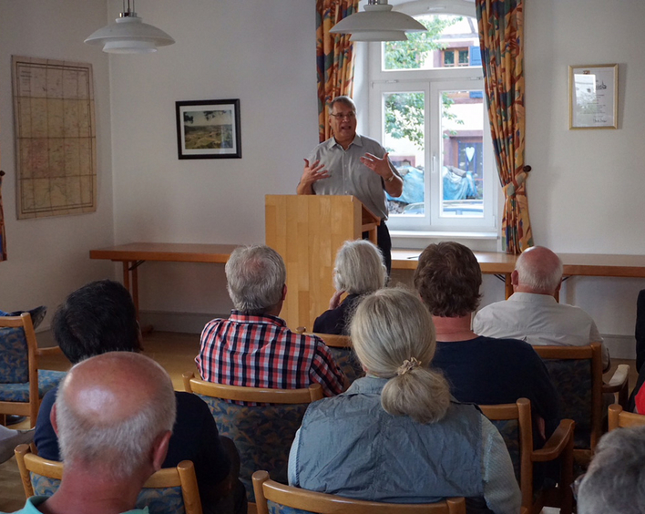 Interessierte und aufmerksame Zuhörer: Kirchenpräsident Christian Schad referierte in Rumbach zur Kirchenunion. Fotos: lk