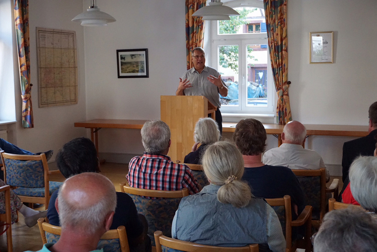 Interessierte und aufmerksame Zuhörer: Kirchenpräsident Christian Schad referierte in Rumbach zur Kirchenunion. Fotos: lk