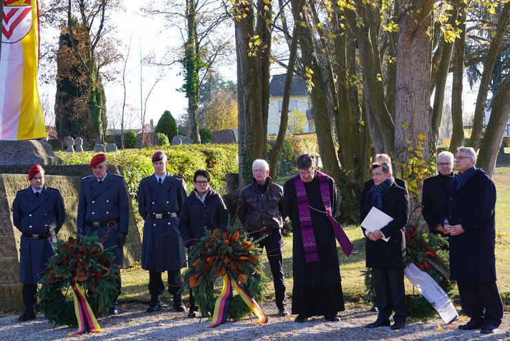 Gedenken und Kranzniederlegung auf dem Friedhof. Foto: lk