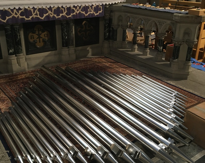 Orgelpfeifen vorm Altar der Gedächtniskirche warten darauf, abgestimmt zu werden.