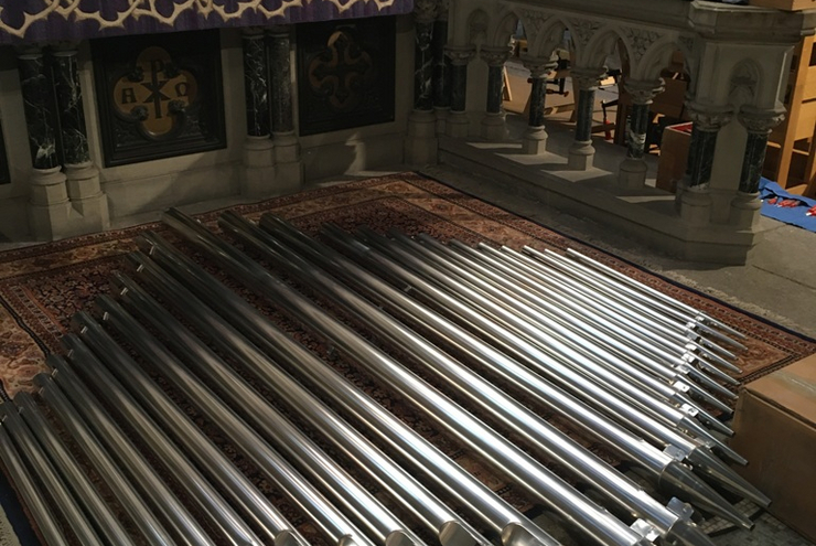 Orgelpfeifen vorm Altar der Gedächtniskirche warten darauf, abgestimmt zu werden.