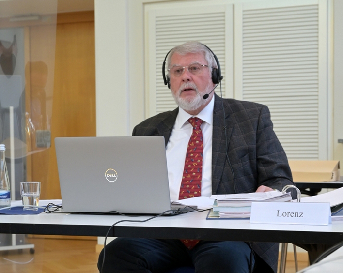 Der scheidende Synodalpräsident Hermann Lorenz schließt die erste digitale Synode.