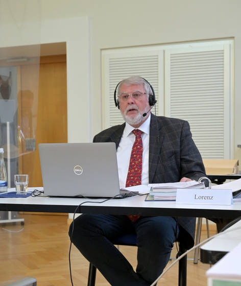 Der scheidende Synodalpräsident Hermann Lorenz schließt die erste digitale Synode. Der scheidende Synodalpräsident Hermann Lorenz schließt die erste digitale Synode.