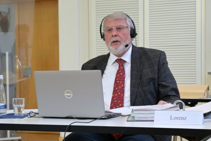 Der scheidende Synodalpräsident Hermann Lorenz schließt die erste digitale Synode.