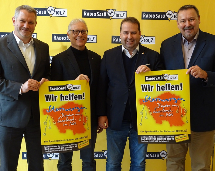 Bei der Eröffnung der aktuellen Spendenaktion (vlnr): Michael Schley (Direktor des Caritasverbandes Saarbrücken und Umgebung e.V.), Pfarrer Wolfgang Glitt (Vorsitzender des Vereins RADIO SALÜ - Wir helfen e.V.), Minister Dr. Magnus Jung (Ministerium für Arbeit, Soziales, Frauen und Gesundheit) und Axel Musolff (Geschäftsführer RADIO SALÜ). Foto: Radio Salü