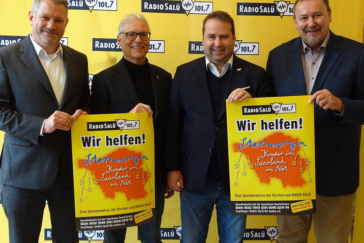 Bei der Eröffnung der aktuellen Spendenaktion (vlnr): Michael Schley (Direktor des Caritasverbandes Saarbrücken und Umgebung e.V.), Pfarrer Wolfgang Glitt (Vorsitzender des Vereins RADIO SALÜ - Wir helfen e.V.), Minister Dr. Magnus Jung (Ministerium für Arbeit, Soziales, Frauen und Gesundheit) und Axel Musolff (Geschäftsführer RADIO SALÜ). Foto: Radio Salü