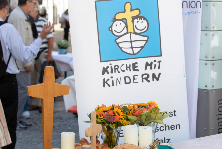 Hingucker: Kirche mit Kindern. Fotos: view