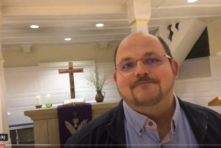 Vor einem Jahr gestartet: Pfarrer Christopher Markutzik mit seinem ersten YouTube-Video aus der Peterskirche Sausenheim. 