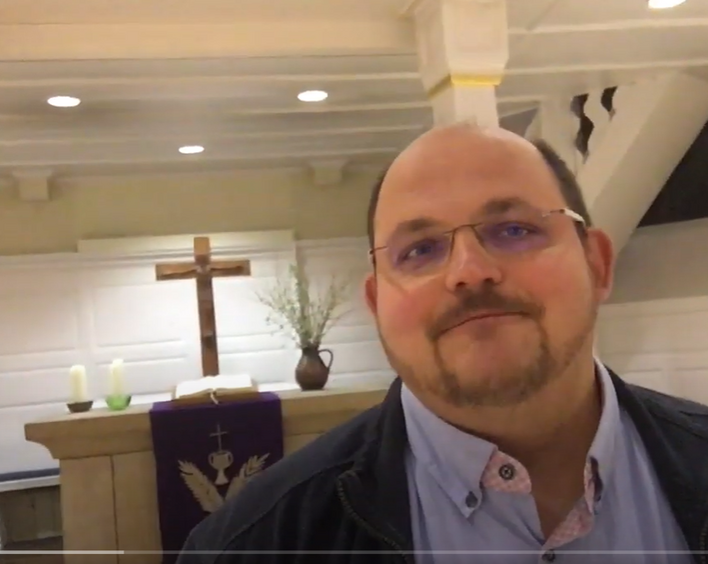 Vor einem Jahr gestartet: Pfarrer Christopher Markutzik mit seinem ersten YouTube-Video aus der Peterskirche Sausenheim. 