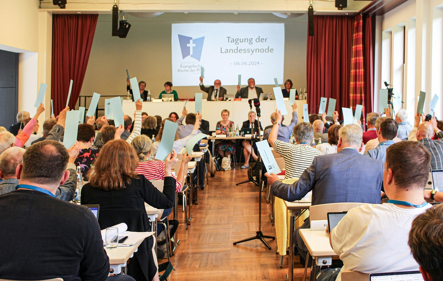 Die Synodalen stimmen über die Haushaltsplanung für die Jahre 2025 bis 2030 ab. Foto: lk/Sturm Die Synodalen stimmen über die Haushaltsplanung für die Jahre 2025 bis 2030 ab. Foto: lk/Sturm