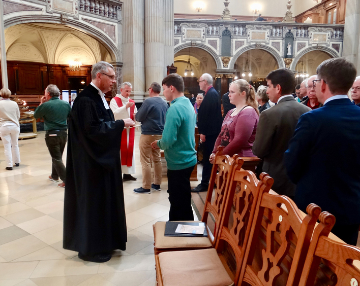 Kirchenpräsident Christian Schad (vorne) und Domprediger Thomas Müller teilen das Abendmahl aus.