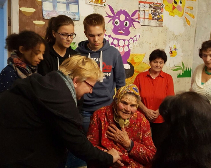 Die heutige Kirchenpräsidentin Dorothee Wüst im Jahr 2016 beim Besuch einer ehemaligen Zwangsarbeiterin in Odessa. Foto: AK Ukraine-Pfalz/Carsten Hofsäß