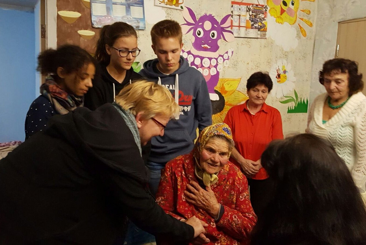 Die heutige Kirchenpräsidentin Dorothee Wüst im Jahr 2016 beim Besuch einer ehemaligen Zwangsarbeiterin in Odessa. Foto: AK Ukraine-Pfalz/Carsten Hofsäß