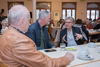 Kirchenpräsidentin Dorothee Wüst im Gespräch mit Ehrenamtlichen. Foto: lk/Wagner